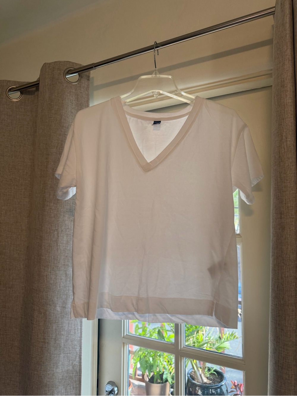 Old Navy Women's Cream V-Neck Short Sleeve Tee